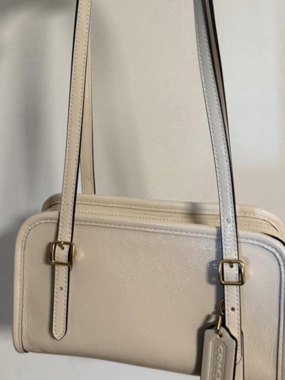 Coach Originals Swing Zip Bag 20 Brass/Chalk White Crinkle Patent Leather